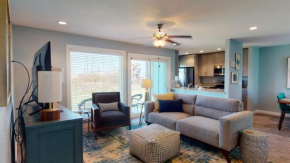 AH-G124 Remodeled First Floor Condo, Shared Pool & Hot Tub, Near Marina